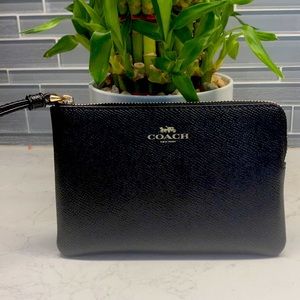 SOLD- NWT Coach wristlet 🖤